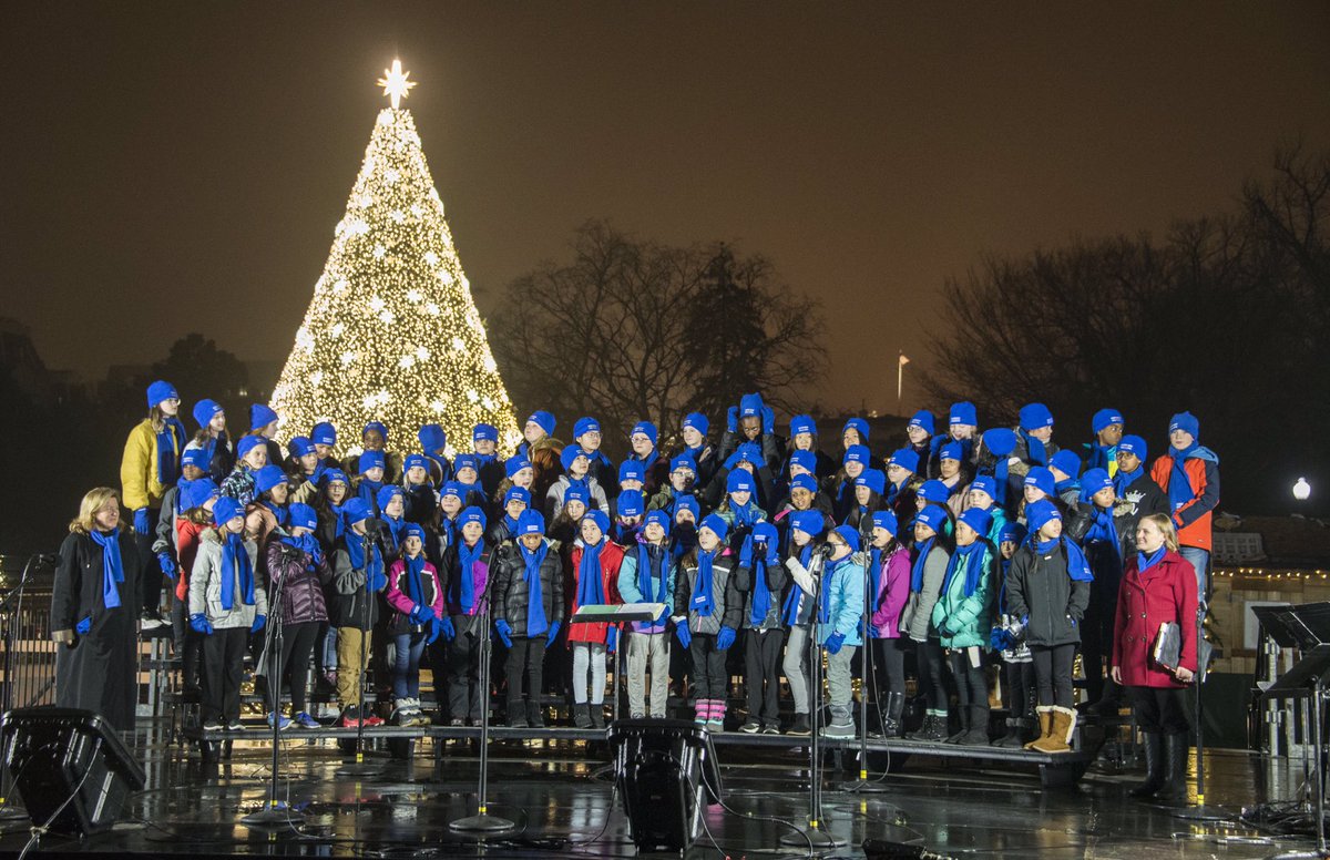 valerie_e_juntt's tweet photo. So proud of our Falcon Chorus for their heartwarming and musical performance for the National Christmas Tree celebration! Thankful for our Principal Sara van Aalst for coming with us! #FalconPride #FalconsSing #nationalchristmastree @use2bFarmer @fairviewesfcps @fairviewpta https://t.co/0PgwAnSpi8