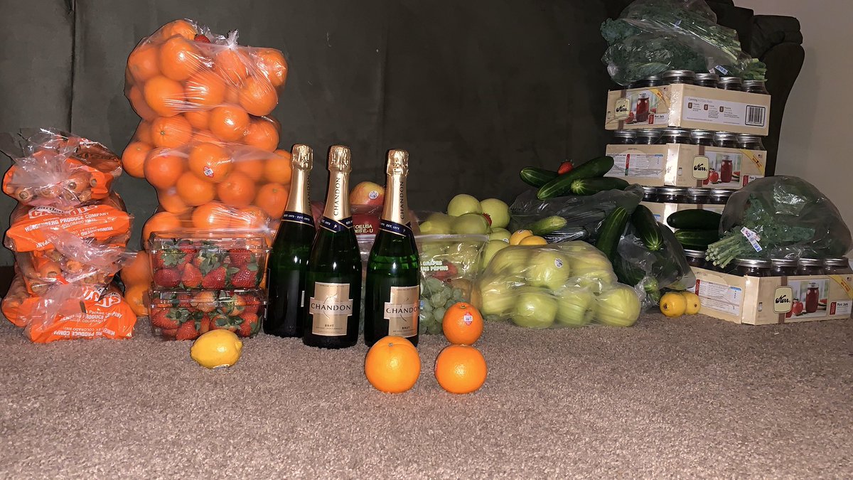VegaOrianna's tweet photo. HEY GUYS! Don’t forget tmrw morning Im selling my juice jars at my mother n laws. I’ll only have 20 reg. size mason jars for both orange and green juices! ☺️ FRESH FRUIT, NO ADDED WATER OR SUGER🙅🏽♀️. I hope y’all can make it. 🥰🍊🍍🍏🍓🥒🥕🍋 #retweet #spreadawareness #imAlocal 🤪 https://t.co/DvZguF2NG8