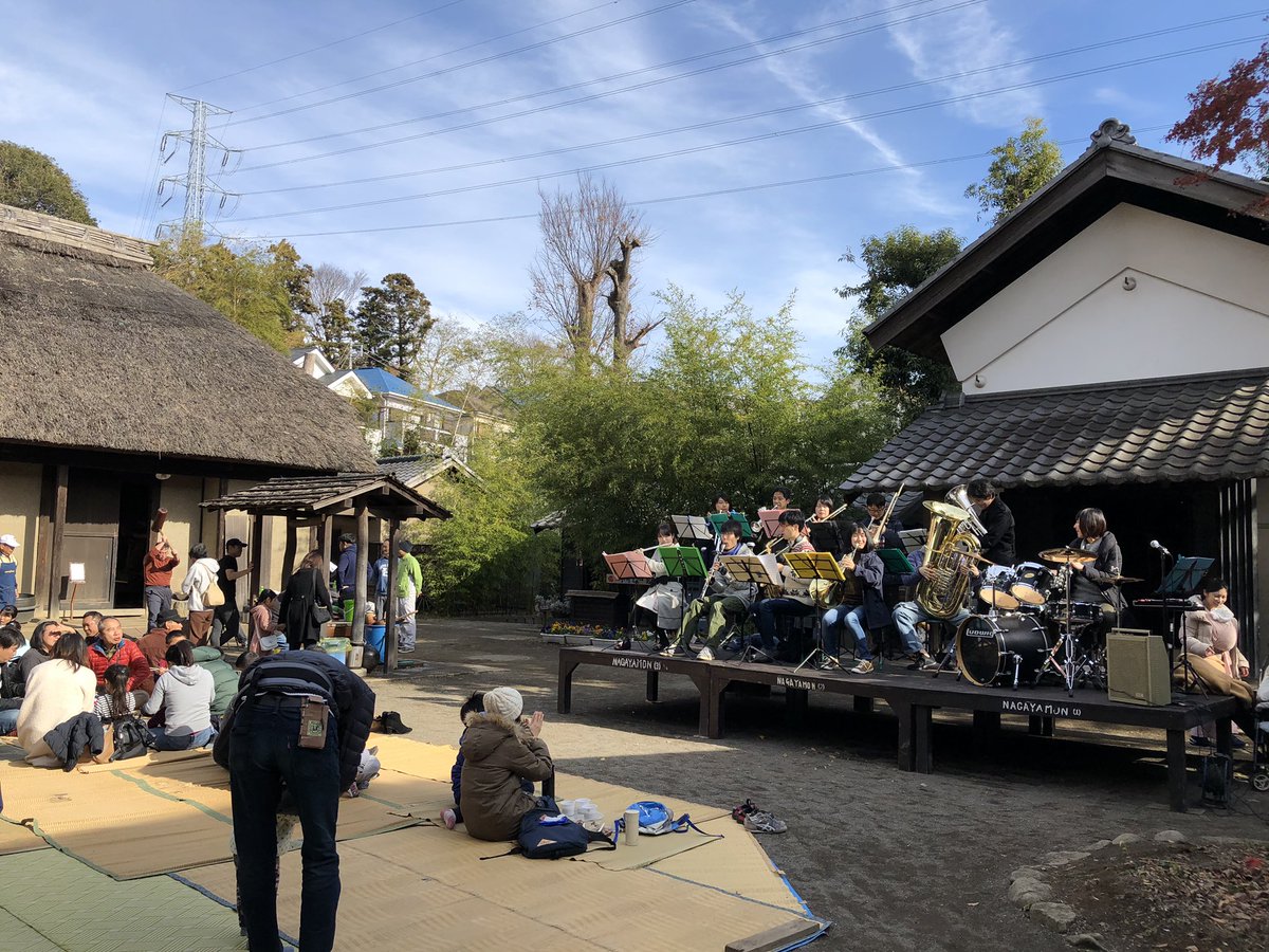 suirankai1919's tweet photo. 【長屋門屋外コンサート】
OBOG吹奏楽団の今年最後のコンサートでした
つきたてのお餅を購入して帰還
３時から音フェスの実行委員会です https://t.co/toJdB4wiO0