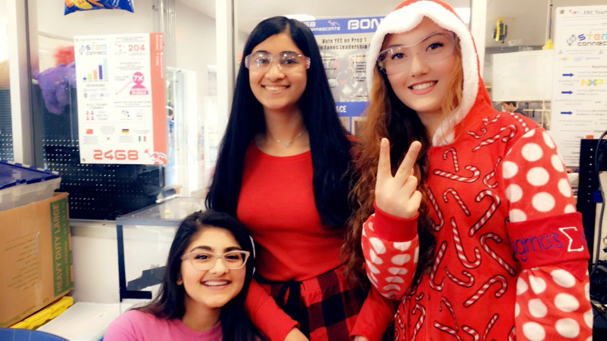 6710Ftc's tweet photo. Sharing the #HolidayCheer with our fellow #westlakeFTC teams, the @3781PiRhos @Philobots9048 @taus5628 @FIRSTinTexas @FTCTeams https://t.co/tgdNoUTq20