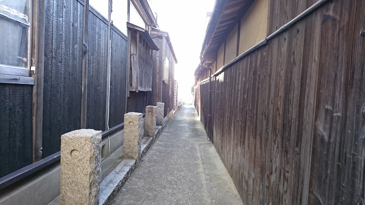 bire1eys's tweet photo. 細い路地の先に海、優れている
窓に牛の絵が貼り付けてあった
#bms2019 https://t.co/EWMxmThe3f