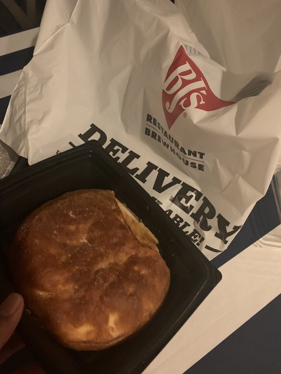 This is the SECOND time my beignet is BURNT! <a href="/bjsrestaurants/">BJ's Restaurant & Brewhouse</a> what a way to end my Saturday 😫
