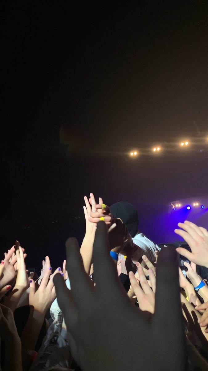 melodramv's tweet image. whoever’s hand this is i think you might want these