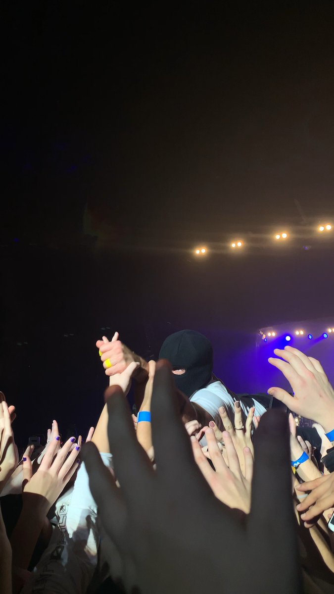 melodramv's tweet image. whoever’s hand this is i think you might want these