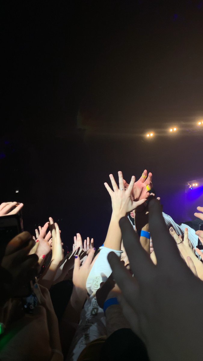 melodramv's tweet image. whoever’s hand this is i think you might want these