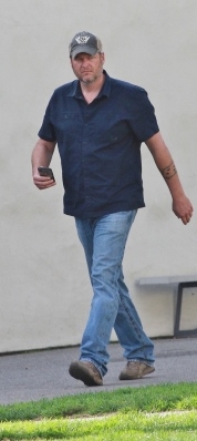 BarbraLovesBG's tweet photo. 🧐I know some of y'all think Blake's sloppy &amp; messy, don't like his shirt🤣 But I tell ya, to me, he looks relaxed &amp; comfy &amp; sexy AF🤪Apparently, Gwen thinks so too😍I love them so much💞 https://t.co/1LO8RGdbog