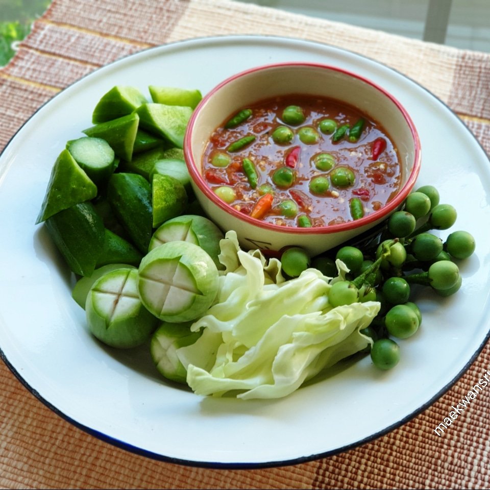 KwansriR's tweet photo. น้ำพริกกะปิ จะตำให้สีสวย และอร่อย  
1.กะปิสีต้องสวยและมีกลิ่นหอม ไม่เค็มจนเกินไป
2.พริกที่ใช้เน้นสีแดงมากกว่าสีเขียว
3.ใส่น้ำส้มคั้นแทนน้ำต้มจะทำให้รสกลมกล่อมมากขึ้น
4.ปรุงรสด้วย น้ำตาลปี๊บ น้ำตาลทราย(เล็กน้อย) เกลือ (ถ้ากะปิเค็มก็ไม่ต้องใส่) น้ำมะนาว ประมาณนี้จ้าาา #maekwansri https://t.co/iAmoex4kVq