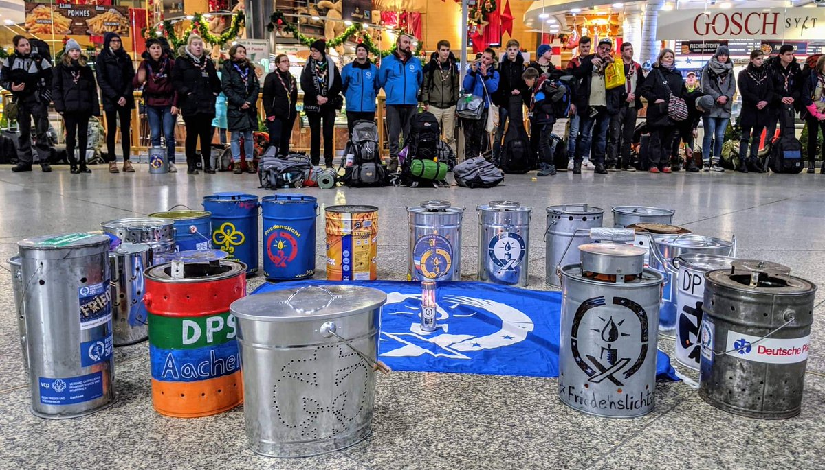 Friedenslicht's tweet photo. Das Friedenslicht ist pünktlich in Deutschland angekommen und kann wie geplant an den Bahnhöfen weitergereicht werden. Foto: Christian Schnaubelt

#friedenslicht #mutzumfrieden #peacelight https://t.co/kgAgJQm2Gi