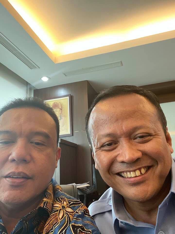 Bro menteri @Edhy_Prabowo , ttp smgt jadi menterinya Nelayan Indonesia, jgn hirauin serangan Lobster yg blm moveon, nanti rakyat yg menilai. tetaplah sederhana dinas kemana2 ttp pakai pesawat komersil, jgn charter pesawat apalagi kemudian nyewanya maskapai sendiri. Gak keren bgt