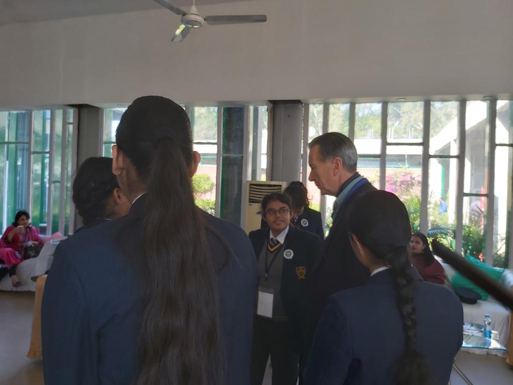 veewalkerwrites's tweet photo. 'Can I have your autograph please?' Fellow @societyarmy 2019 prizewinner @allan_mallinson enjoying the company of young fans in the delegate lounge #Chandigarh #MilLitFest #IndiaBookTour #MajorTomsWar https://t.co/8UqGGH1keD