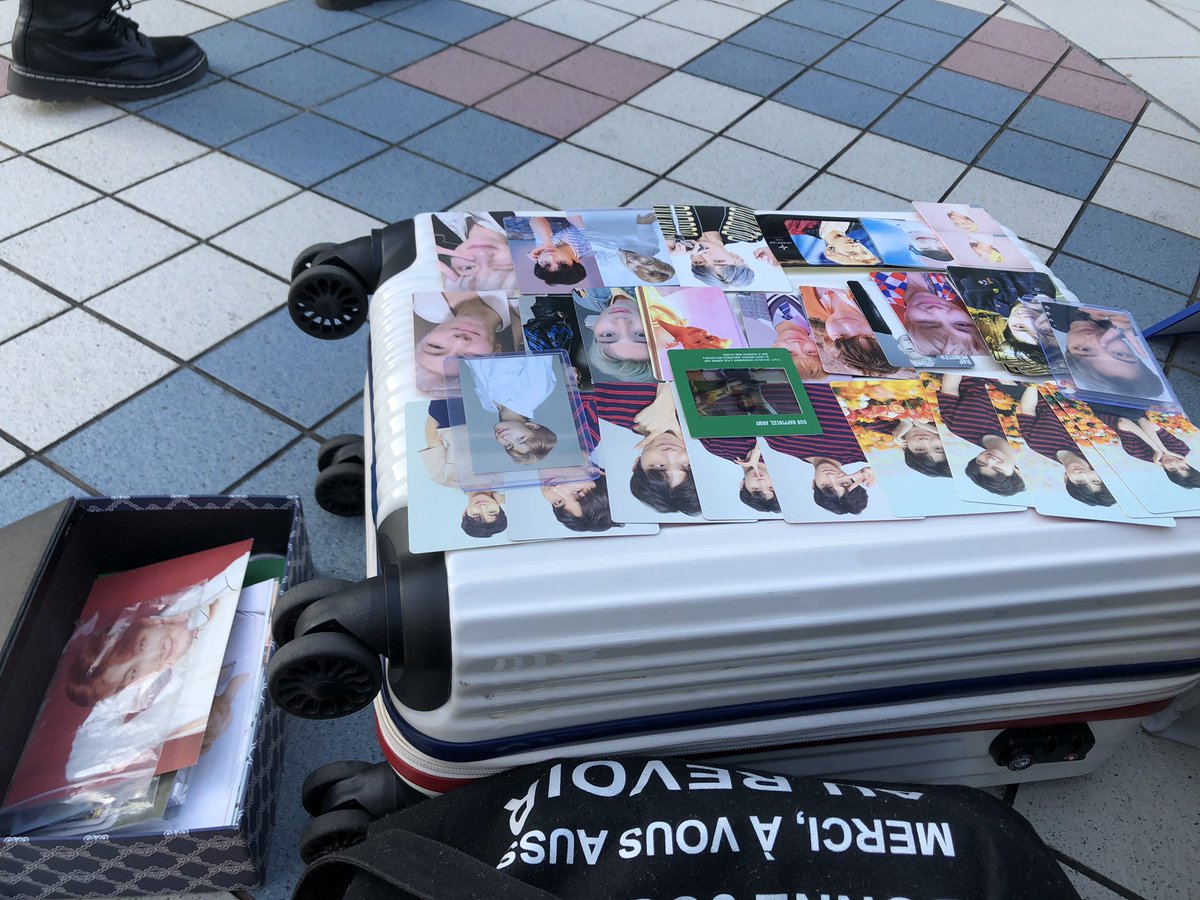 Bot41868367's tweet photo. 京セラドームで買取��してます！
団扇などもあるのでお願いしますm(_ _)m
場所はリプください https://t.co/Qz1cRpX7sz