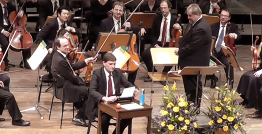 Brandenburg &amp; Helfen oder auch mal Humor
Es kann so einfach sein

Beispiel Neujahrskonzert Sinfonieorchester Brandenburg an der Havel
youtu.be/zmGDJGXxGIw m. Spenden von Tausenden von Euro

Foto Typewriter m. Brandenburger Symphoniker youtu.be/nW8dGwa2zRw Symphony Orchestra