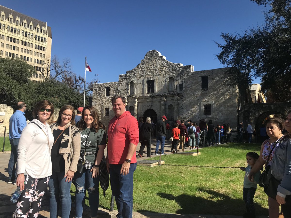 D19m82's tweet photo. Enjoying a beautiful day with Gina, Susan, and Kayce at the Alamo. https://t.co/WSE9fEDET3
