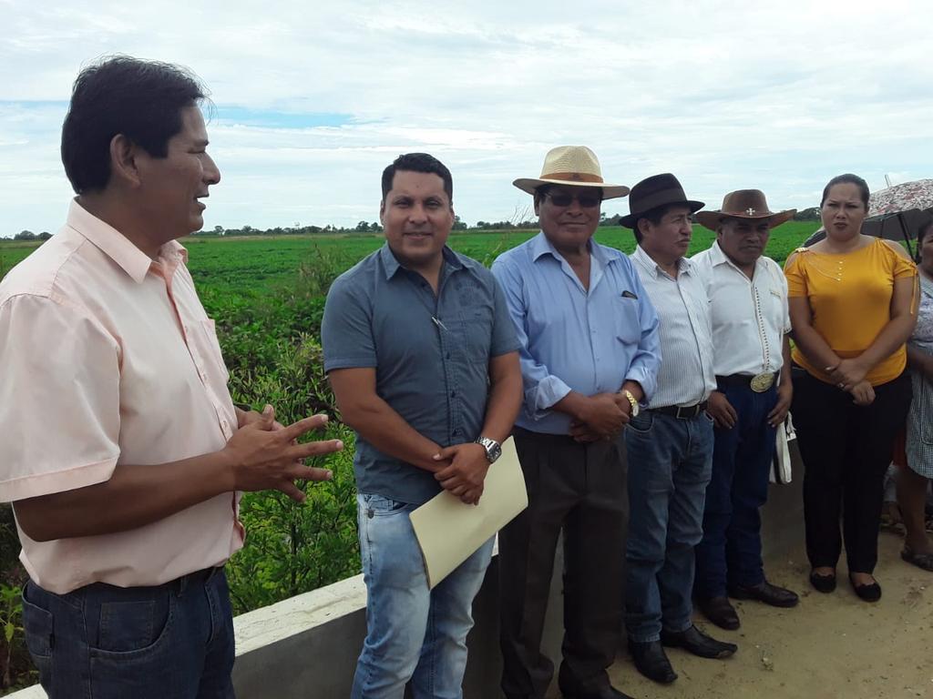 MDRyTOficial's tweet photo. Diez puentes fueron inaugurados este domingo en el municipio #CuatroCañadas, del departamento de #SantaCruz. La obra fue entregada por el Ministro de Desarrollo Rural y Tierras, Mauricio Ordóñez y el director del @FDIBolivia, Rafael Quispe. 
#TrabajandoPorBolivia https://t.co/hLXnp2wh6s