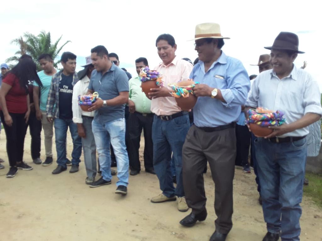 MDRyTOficial's tweet photo. Diez puentes fueron inaugurados este domingo en el municipio #CuatroCañadas, del departamento de #SantaCruz. La obra fue entregada por el Ministro de Desarrollo Rural y Tierras, Mauricio Ordóñez y el director del @FDIBolivia, Rafael Quispe. 
#TrabajandoPorBolivia https://t.co/hLXnp2wh6s