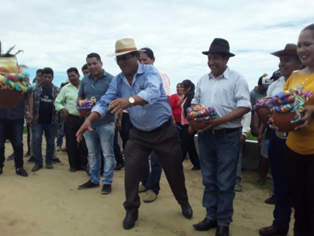 MDRyTOficial's tweet photo. Diez puentes fueron inaugurados este domingo en el municipio #CuatroCañadas, del departamento de #SantaCruz. La obra fue entregada por el Ministro de Desarrollo Rural y Tierras, Mauricio Ordóñez y el director del @FDIBolivia, Rafael Quispe. 
#TrabajandoPorBolivia https://t.co/hLXnp2wh6s