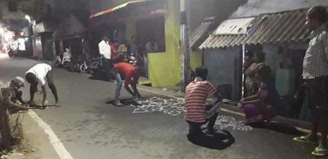 zo_saravana's tweet photo. என்னடா எங்க பசங்க காலைலையில் எழுந்திருக்க கூட மாட்டானுங்க... அவுங்களையும் கோலம் போட வச்சுடிங்களேடா.. 😄😄😄 https://t.co/ypFk369Gmm