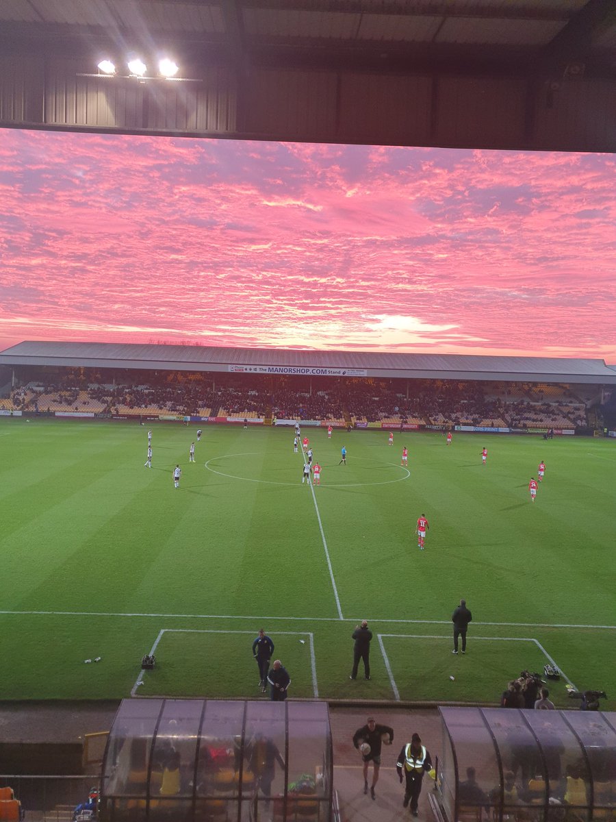 Wayneconnor2's tweet photo. Great sunset over Vale Park today...what a performance @OfficialPVFC...what an end to 2018 #pvfc #NewEra #buildthebuzz https://t.co/mur84XWFuf
