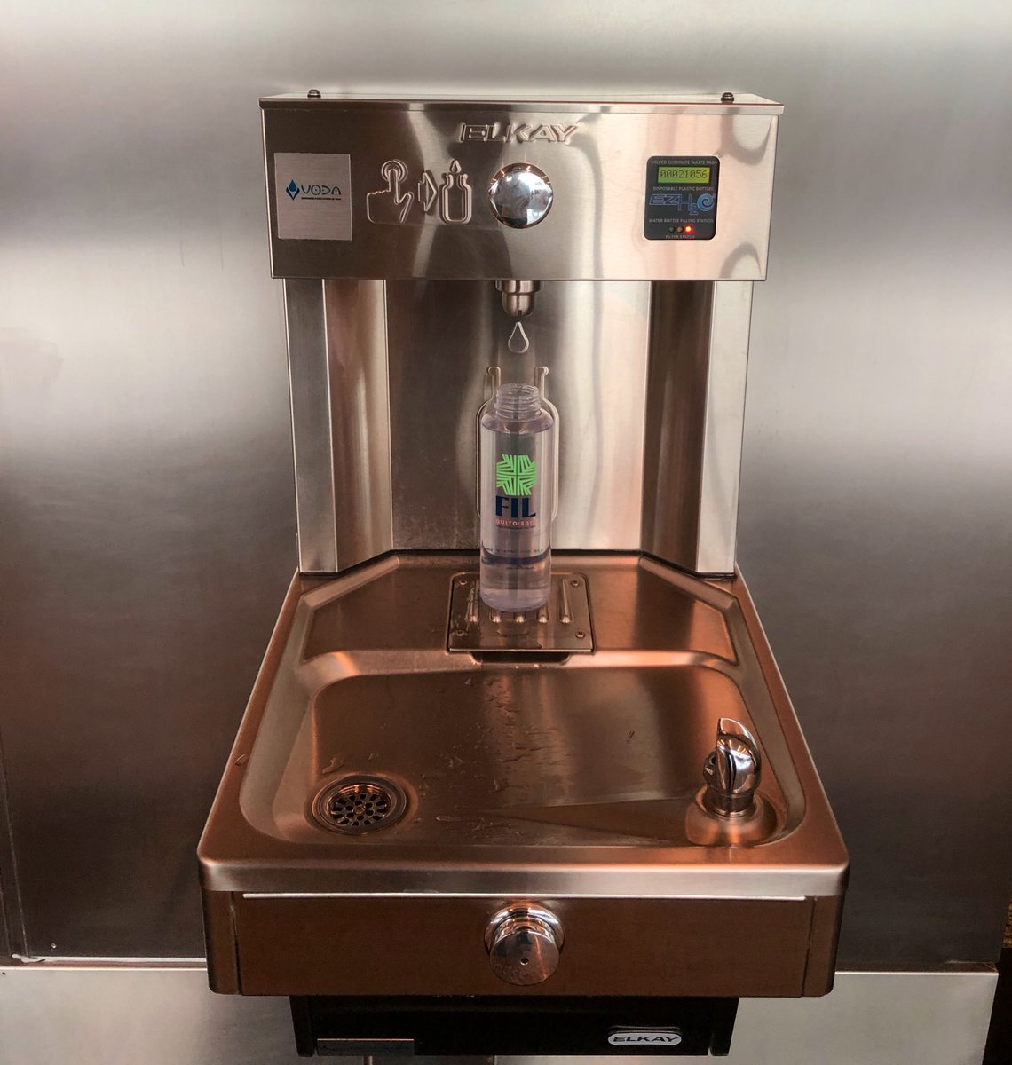 kadaui's tweet photo. En el aeropuerto de Ezeiza en Buenos Aires hay bebedero y dispensador de agua con filtro para llenar el termo o tomatodo. 👌🏽Gratis. Y el control de seguridad no decomisa el agua.💧💧💧

Ojalá tuviéramos esta facilidad en los aeropuertos peruanos; comprar agua es carísimo. https://t.co/4cSatsOWf8