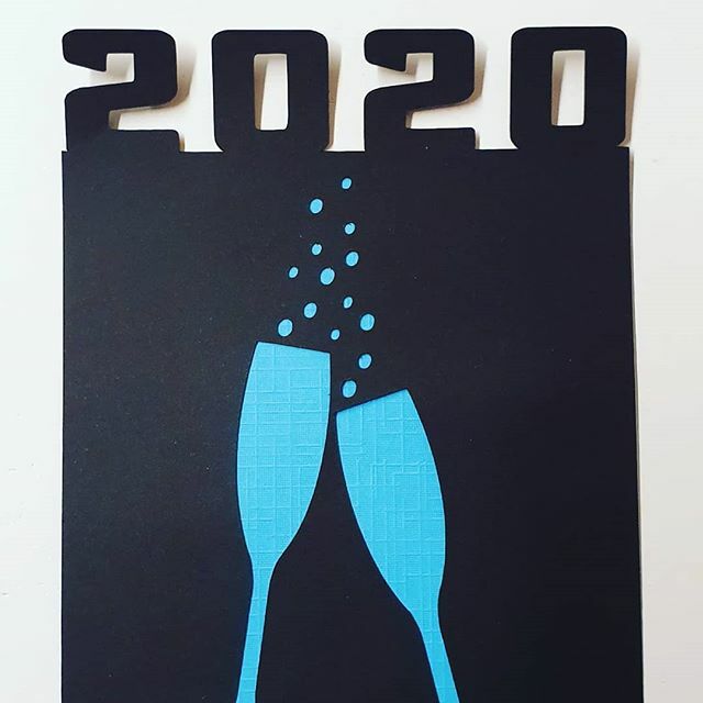 MarieMaakt's tweet photo. De laatste dagen van 2019... Vakantie en dus lekker veel tijd om te knutselen met mijn nieuwe machine :-) #silhouette #cameo #mariemaakt https://t.co/Xflz0AfG2g https://t.co/5mkFbImaU8