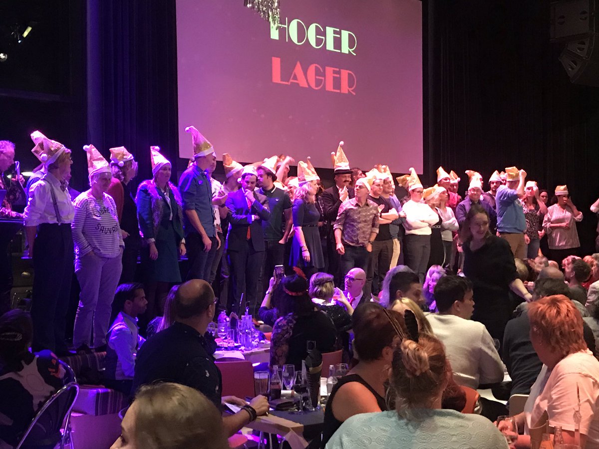 Inca61's tweet photo. Ronde petje op/ petje af tijdens de roering twenties sfeer bij de grote #eindejaarsquiz @DePubquizmaster @theaterdeveste , super gezellig https://t.co/DCuj4SlbHM