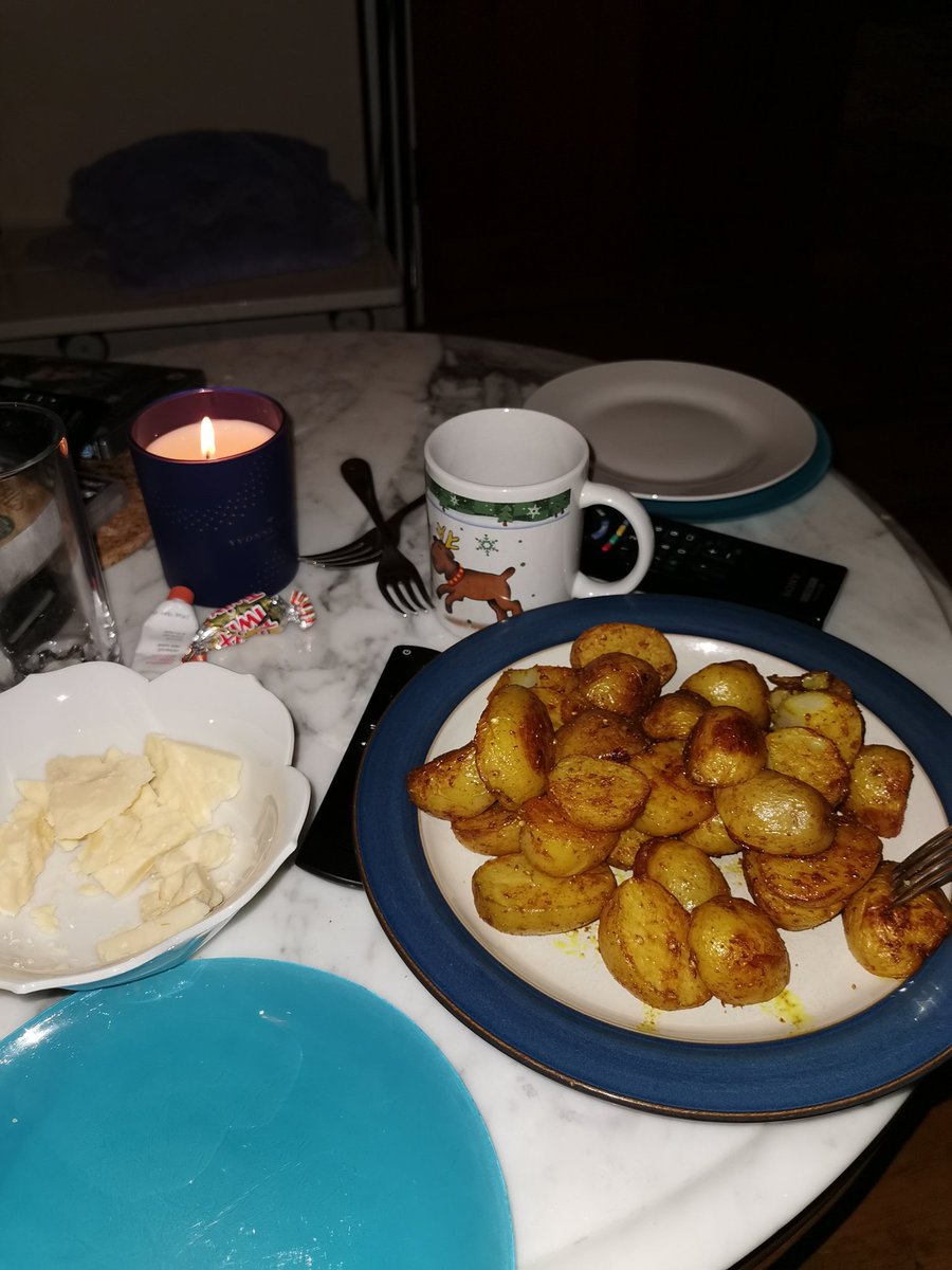 sophieverena's tweet photo. Mine and @orianajanem late night SNACK #cheese #potatoes #thesimplelifeisthebestlife https://t.co/VXfchv8Dow