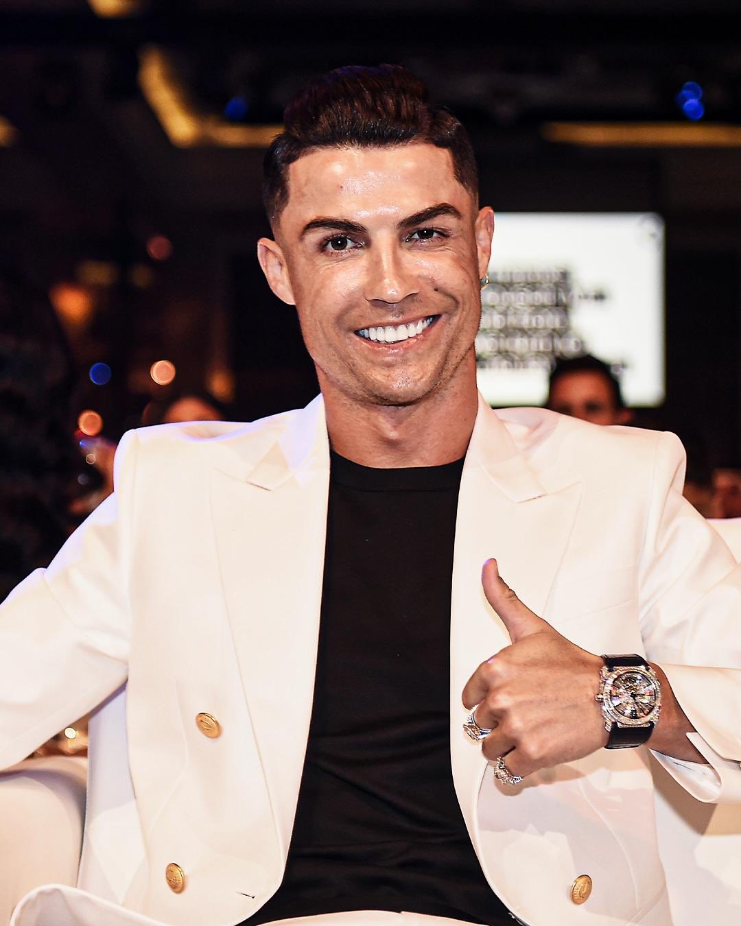 Most Important News Of So Far Cristiano Ronaldo Rocks A Man Bun Tribuna Com