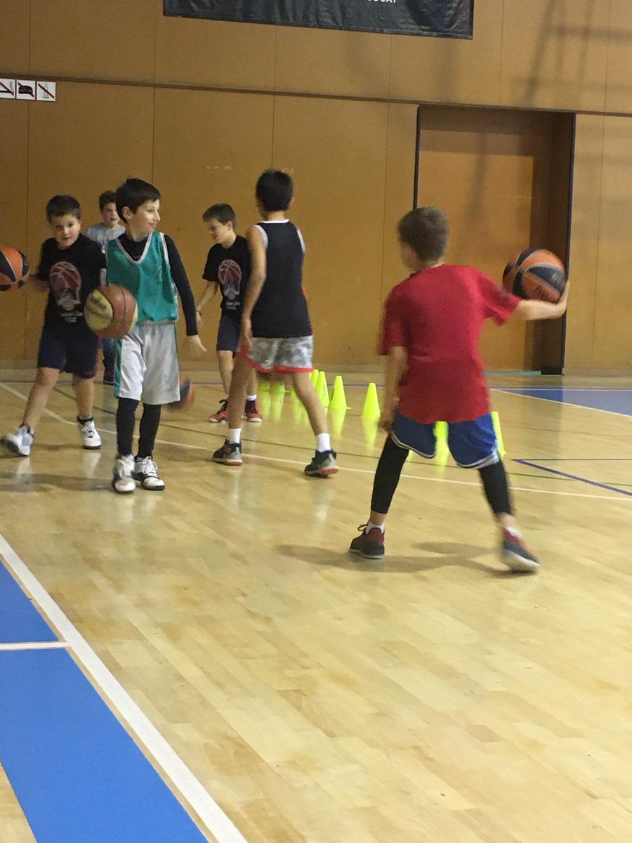 UESC_SantCugat's tweet photo. El Gran Campus de Nadal UESC està sent tot un èxit! 🎅🏀

Portem ja uns dies però encara no hem acabat, fins que acabi l'any 🙌🤩Aquí tenim algunes fotos dels primers dies📸

Ens veiem demà jugadors i jugadores, a tope!🔥

#JoinUESC

🔴#goUESC #ThisIsUESC⚫️ https://t.co/7lhKZg17h7