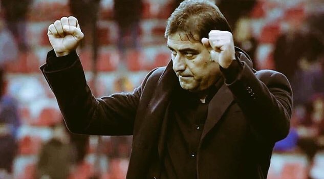 brdo_mavi's tweet photo. Syn Ağaoğlu ve yönetimi; Ünal hocayı göreve getirirken, gel bizi şampiyon yap mı dedin. Kötü bir sürecin,bitmiş bir takımın başına getirdin. Sen buranın çocuğusun dedin.Şimdi ne olduda hocayı sırtından vurup, taraftarı umutlarından ediyorsun ? @Trabzonspor
 #ÜnalHocamYanındayız https://t.co/fhE6Z29tHx