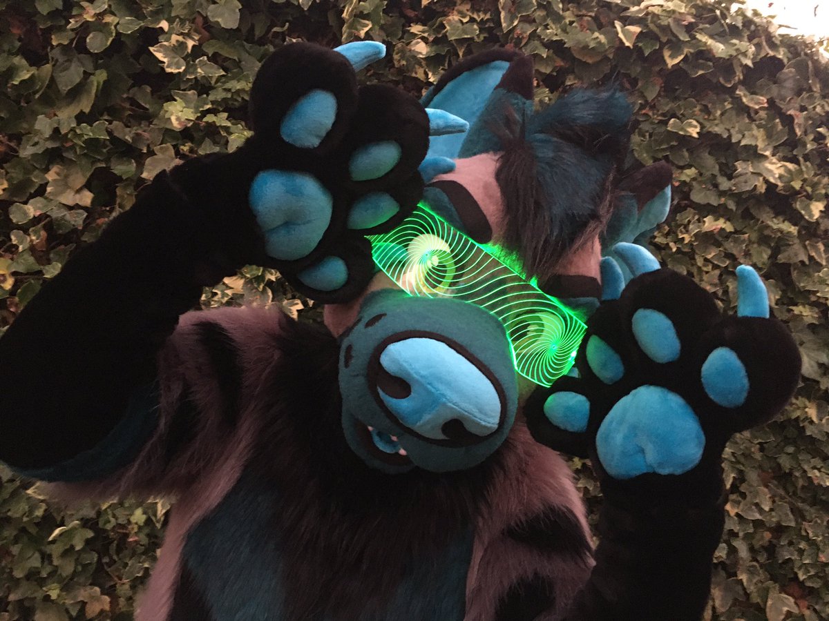 GrumpPandaZero's tweet photo. Love my awesome cyber visor from @IllumiCyberwear ❤️❤️❤️ https://t.co/DeTJ4gOcdh