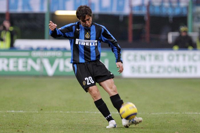 FM_Twittah's tweet photo. Alvaro Recoba, The Man With The Electric Left Foot

#footballmemories #ÁlvaroRecoba #Recoba #inter #calcio #soccer #skysport #sportmediaset #seriea #serieatim #operazionenostalgia  #ForzaInter #FCIM #nerazzurri #nerazzurro #notforeveryone #fcim_world #IlCampionatofa90 https://t.co/qbCtLKXaMK