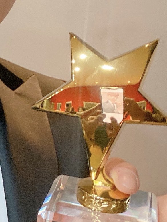 한 셀고 아이돌의 눈물겨운 노력 (2컷 만화)

B612로 찍어도 셀고라고 놀림 받던 산들.. 결국 자신의 손을 믿지 못하고 도움의 손길을 선택