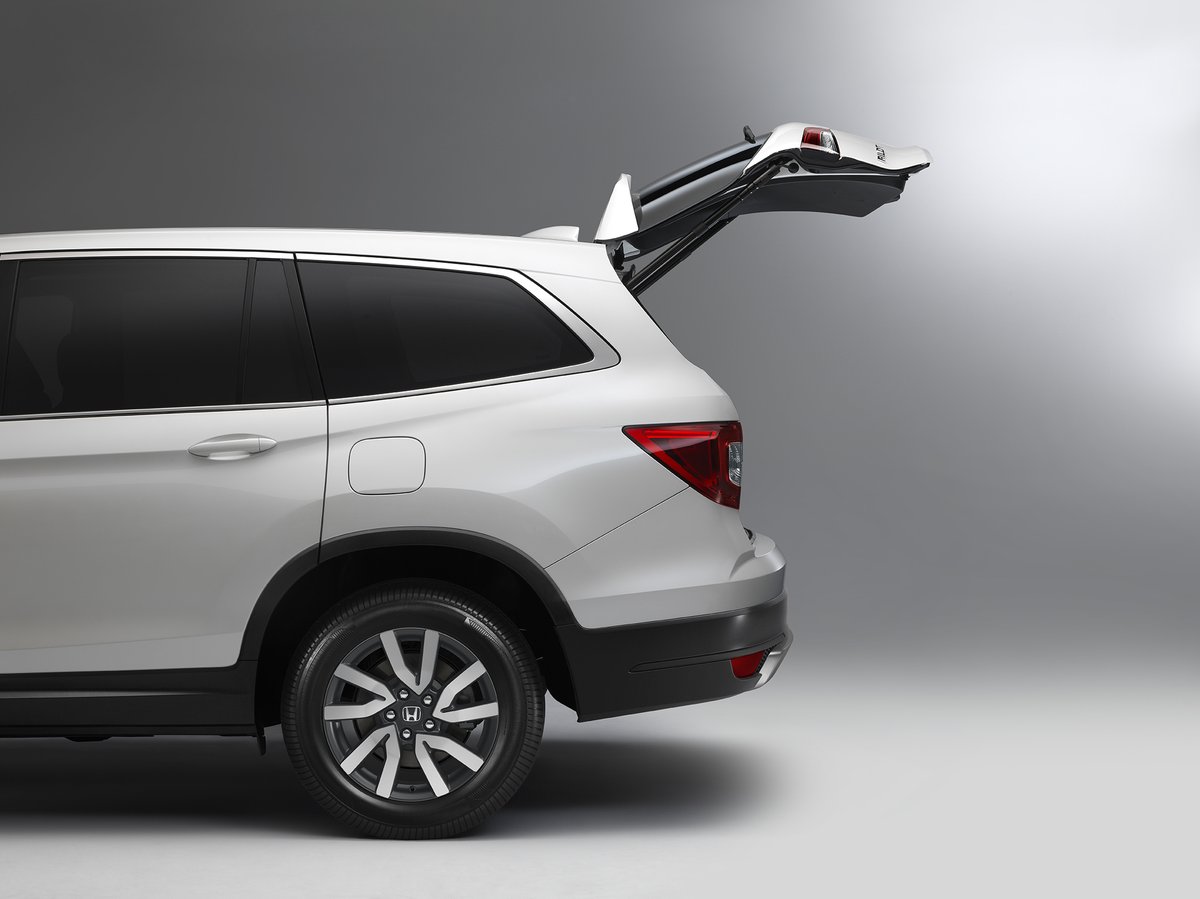 La #HondaPilot es capaz de lo que te imagines. 🤯 Con capacidad para 8 pasajeros, también le sobra espacio para una hielera de 77 litros atrás de la tercera fila.  🔝
