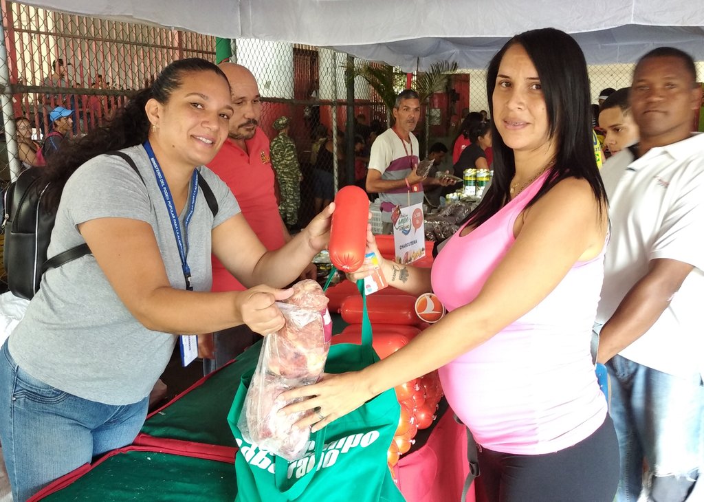 MinppalViceSSA's tweet photo. #EntérateVssaMinppal ll Con más de 20 TM de alimentos se beneficiaron familias del sector El Guarataro de la Pquia. San Juan de la ciudad de #Caracas a través de las Ferias del Campo Soberano 
#NavidadesConElPetro
#NavidadesFelices2019 https://t.co/n4MUwyGs5K