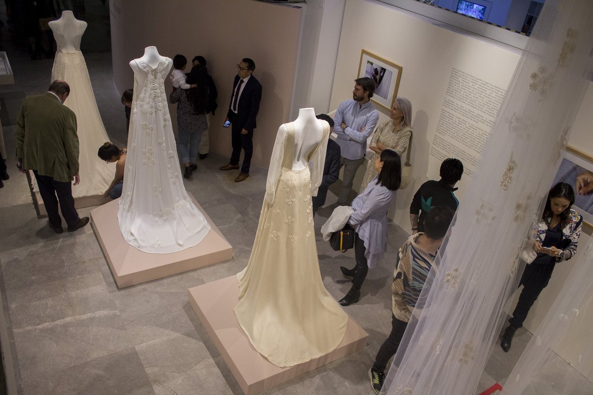CulturaCiudadMx's tweet image. En “Xochimait, manos que florecen” se exhiben diseños de vestidos de novia, creaciones originales de manos de tejedoras y bordadoras mexicanas. Ven al domingo de #EntradaLibre en el @map_mexico. #CapitalCultural