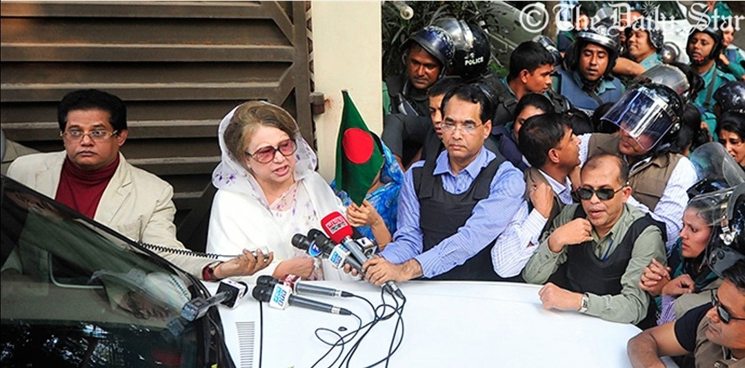 KhanYusuf98's tweet image. ২০১৩ সালের ২৯ই ডিসেম্বর এই দিনে গণতন্ত্রপন্হী তৎকালীন বিরোধী দলীয় নেতা খালেদা জিয়া দেশের মানুষকে দেশের গণতন্ত্র রক্ষার জন্য #MarchForDemocracy এর ডাক দিয়েছিলেন।
সরকারের গোয়েন্দা সংস্থা ও পুলিশ বাহিনী নজিরবিহীনভাবে বিরোধী নেতাকে অবরুদ্ধ করেছিল বালির ট্রাক দিয়ে।
#Bangladesh