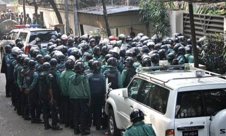 KhanYusuf98's tweet image. ২০১৩ সালের ২৯ই ডিসেম্বর এই দিনে গণতন্ত্রপন্হী তৎকালীন বিরোধী দলীয় নেতা খালেদা জিয়া দেশের মানুষকে দেশের গণতন্ত্র রক্ষার জন্য #MarchForDemocracy এর ডাক দিয়েছিলেন।
সরকারের গোয়েন্দা সংস্থা ও পুলিশ বাহিনী নজিরবিহীনভাবে বিরোধী নেতাকে অবরুদ্ধ করেছিল বালির ট্রাক দিয়ে।
#Bangladesh