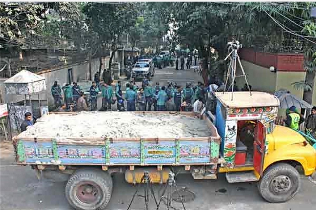 KhanYusuf98's tweet image. ২০১৩ সালের ২৯ই ডিসেম্বর এই দিনে গণতন্ত্রপন্হী তৎকালীন বিরোধী দলীয় নেতা খালেদা জিয়া দেশের মানুষকে দেশের গণতন্ত্র রক্ষার জন্য #MarchForDemocracy এর ডাক দিয়েছিলেন।
সরকারের গোয়েন্দা সংস্থা ও পুলিশ বাহিনী নজিরবিহীনভাবে বিরোধী নেতাকে অবরুদ্ধ করেছিল বালির ট্রাক দিয়ে।
#Bangladesh