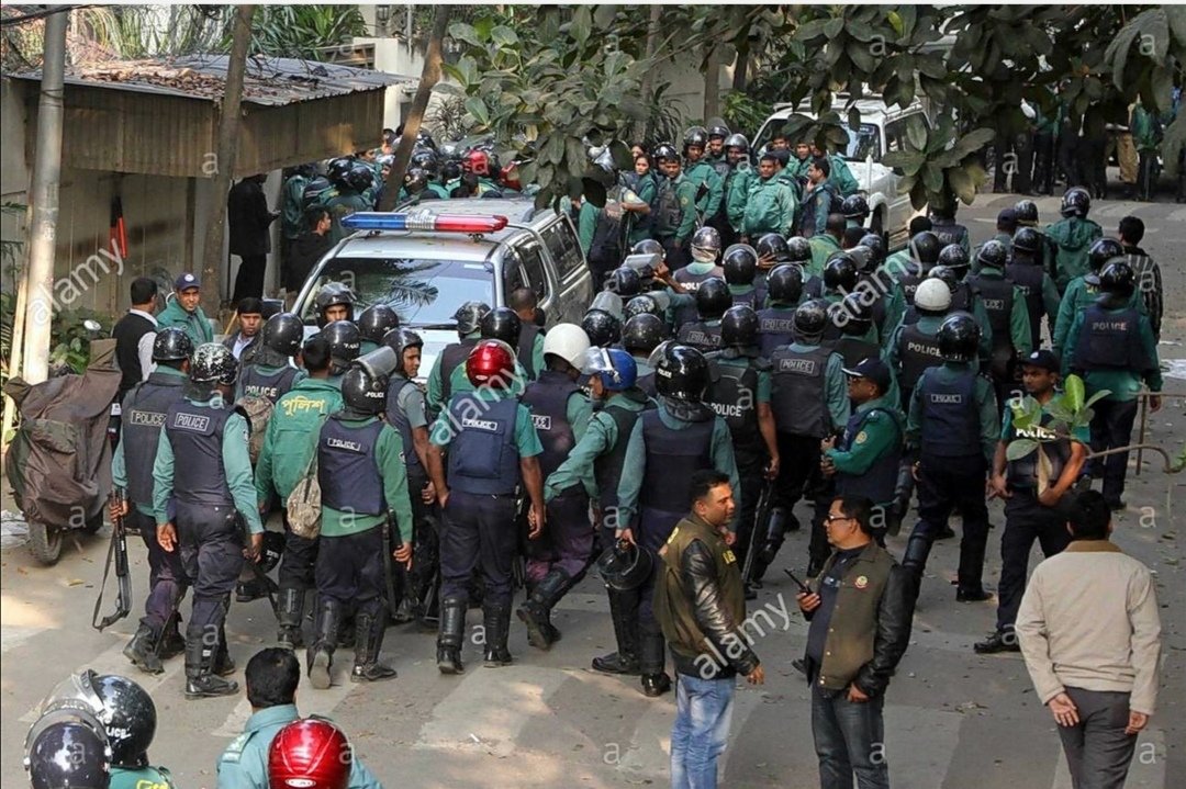 KhanYusuf98's tweet image. ২০১৩ সালের ২৯ই ডিসেম্বর এই দিনে গণতন্ত্রপন্হী তৎকালীন বিরোধী দলীয় নেতা খালেদা জিয়া দেশের মানুষকে দেশের গণতন্ত্র রক্ষার জন্য #MarchForDemocracy এর ডাক দিয়েছিলেন।
সরকারের গোয়েন্দা সংস্থা ও পুলিশ বাহিনী নজিরবিহীনভাবে বিরোধী নেতাকে অবরুদ্ধ করেছিল বালির ট্রাক দিয়ে।
#Bangladesh