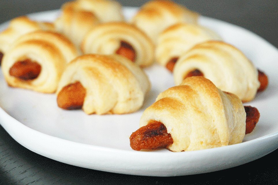 NikkiDinki's tweet photo. Looking for the perfect #NYE app (and carrot disguise ๐)?! Bunnies in Blankets have a deep, smoky flavor while being totally vegetarianโtheyโll be gone before midnight! #meatontheside #bunniesinblankets #kidapps #newyearsapps #appetizers #carrotdog #vegetarian #moreveggiesplease https://t.co/RZMe0b65ac