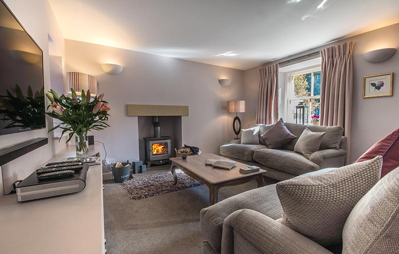 CompanyCottage's tweet photo. Warm and cosy ..... modern and airy, Sky movies and Netflix, treat yourself ........  cottage#chatsworth https://t.co/feWUFjYnJH