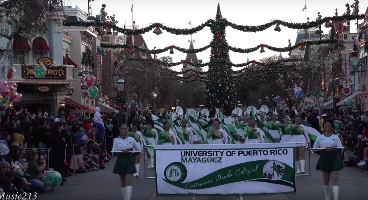 PrensaRUM's tweet photo. Nuestra @BandaColegial representando los colores verde y blanco del Colegio en la parada de Disneyland como preámbulo a su participación en el @RoseParade.  ¡Estamos emocionados y muy orgullosos de ellos! Son #OrgulloColegial #FuturoUPR 

Foto captura: https://t.co/SmPTAlclfH https://t.co/SBoZO4xyuA