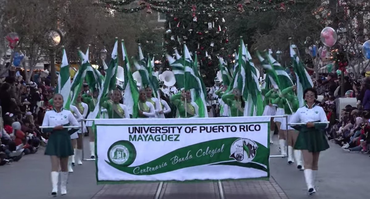 PrensaRUM's tweet photo. Nuestra @BandaColegial representando los colores verde y blanco del Colegio en la parada de Disneyland como preámbulo a su participación en el @RoseParade.  ¡Estamos emocionados y muy orgullosos de ellos! Son #OrgulloColegial #FuturoUPR 

Foto captura: https://t.co/SmPTAlclfH https://t.co/SBoZO4xyuA