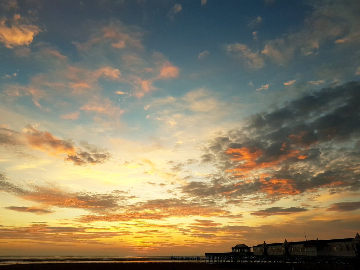 A gorgeous #sunset tonight on #stannesbeach 
@FyldeBeachCare @KeepBritainTidy