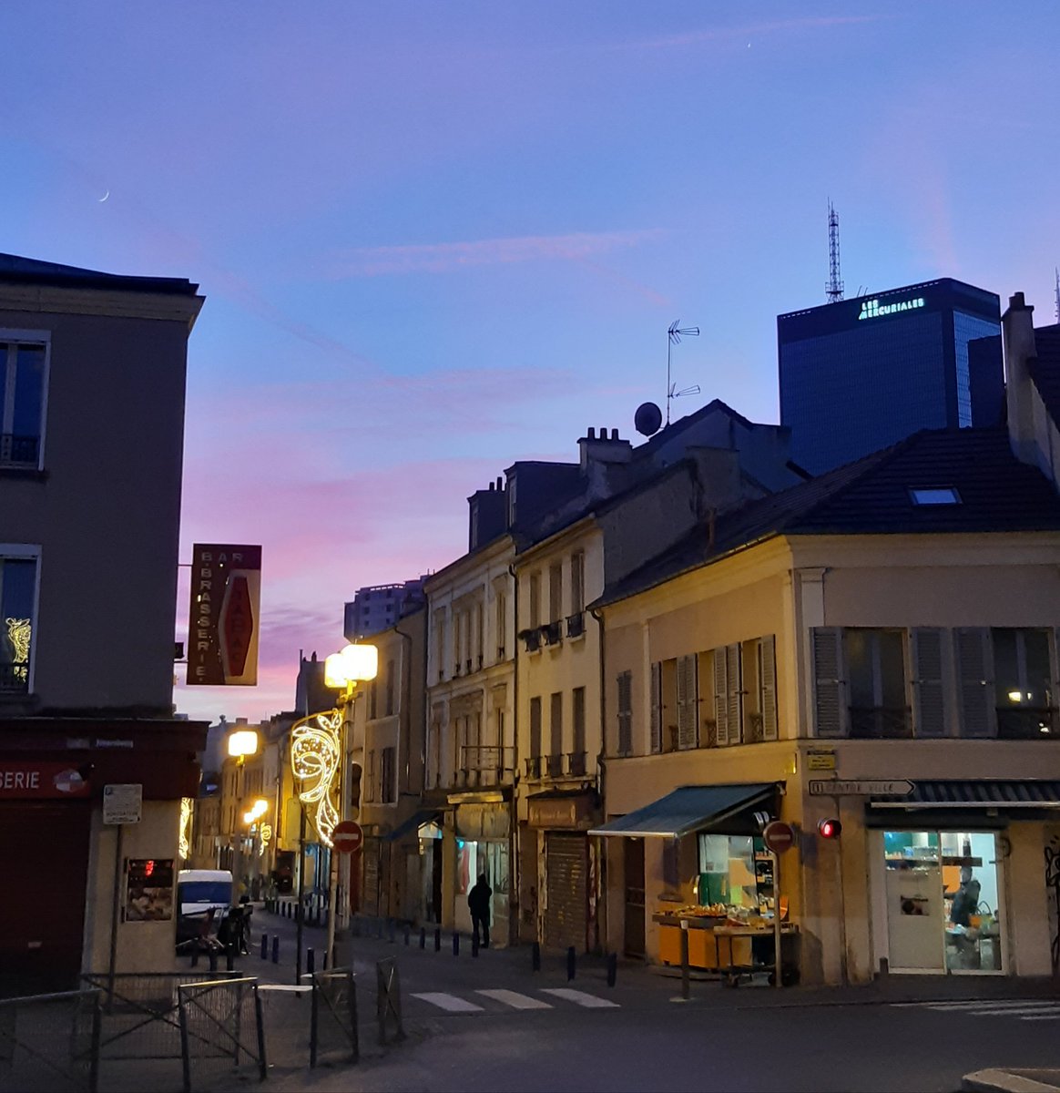 JulieCloris's tweet photo. Ciel irisé, lune visible (certains disent que ça porte bonheur de la voir en plein jour), et les Mercuriales de #bagnolet... #dernierdimanche de l'année. https://t.co/8GpdAYqsVo