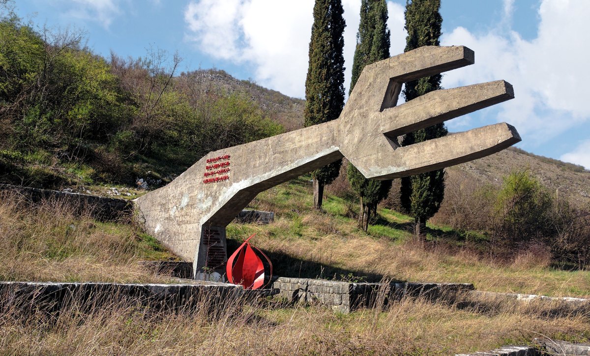 Here we see the "Monument to Hanged Patriots" at Vranjske Njive, ME. While some sources assert it was made by Svetlana Kana Radević, I have my doubts, as little info is available about this site. If anyone knows anything, please contact me. For more info: SpomenikDatabase.org/vranjske-njive