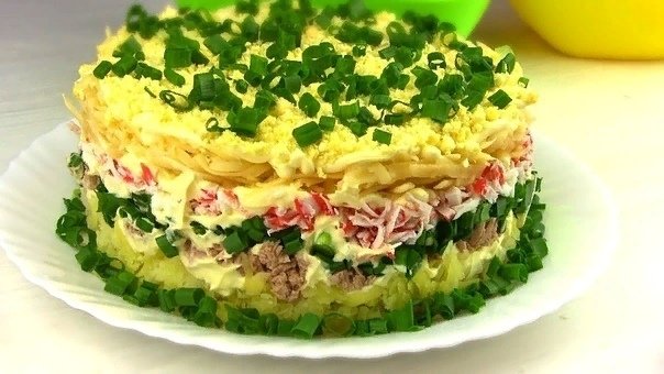 #Cалат "Новогодняя прелесть". 
картофель — три клубня 
яблоко зеленое — одно яблоко. Можно обойтись без него. 
лук зеленый — один небольшой пучок 
консервированный тунец в масле — одна баночка. Можно заменить другой рыбой в собственном соку 
..............
m.vk.com/wall-74947398_…