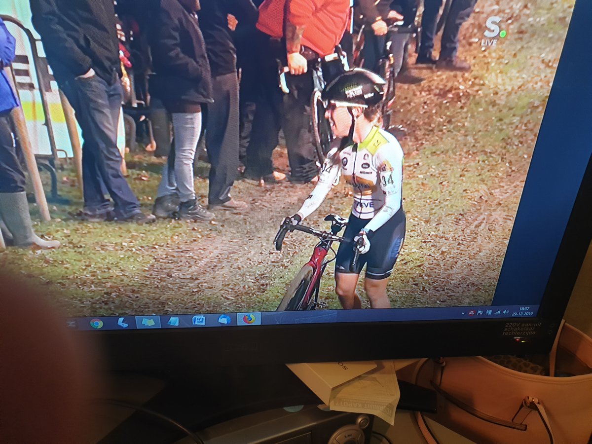 Met enorme verbazing kijken naar de fantastische verrichtingen van Shirin van Anrooij; 17 jaar en gewoon mee in de kopgroep. Tot het moment dat ze lek rijdt en er niemand in de materiaalzone staat. Ik snap de wanhoop van dit multitalent.