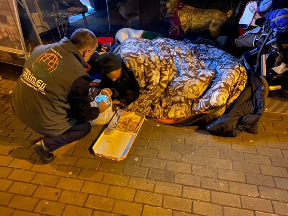 YetimeliR's tweet photo. Unabhängig von Kultur, Geschlecht, Nationalität, Religion und Herkunft. Wir helfen wo wir können. 
Eine warme Mahlzeit für Menschen in #Deutschland , die auf der Straße leben. https://t.co/FZOUgf44SY