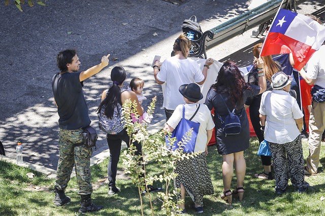 FelipeParadaM's tweet photo. En el paseo bulnes se realizó una masiva manifestación de apoyo a carabineros (14 personas) y mientras un grupo les gritaba que se fuera uno de los manifestantes los apuntó con una pistola  ¿Donde esta @Carabdechile? Esto pasó a metros d la moneda (Fotos @agenciaunochile) https://t.co/j4FSCotap6